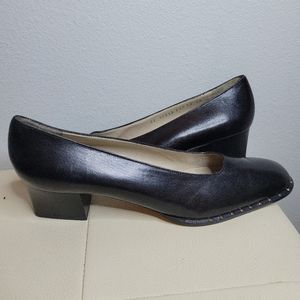 Salvatore Ferragamo black leather heel pumps 1.5 size 10 - very slight use